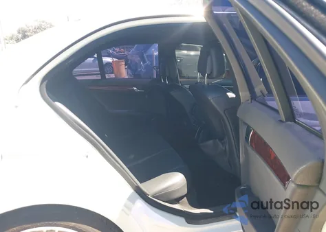 2010 Mercedes-Benz C 300 Luxury/Sport z USA, uszkodzony, nr VIN WDDGF5EB5AR109724